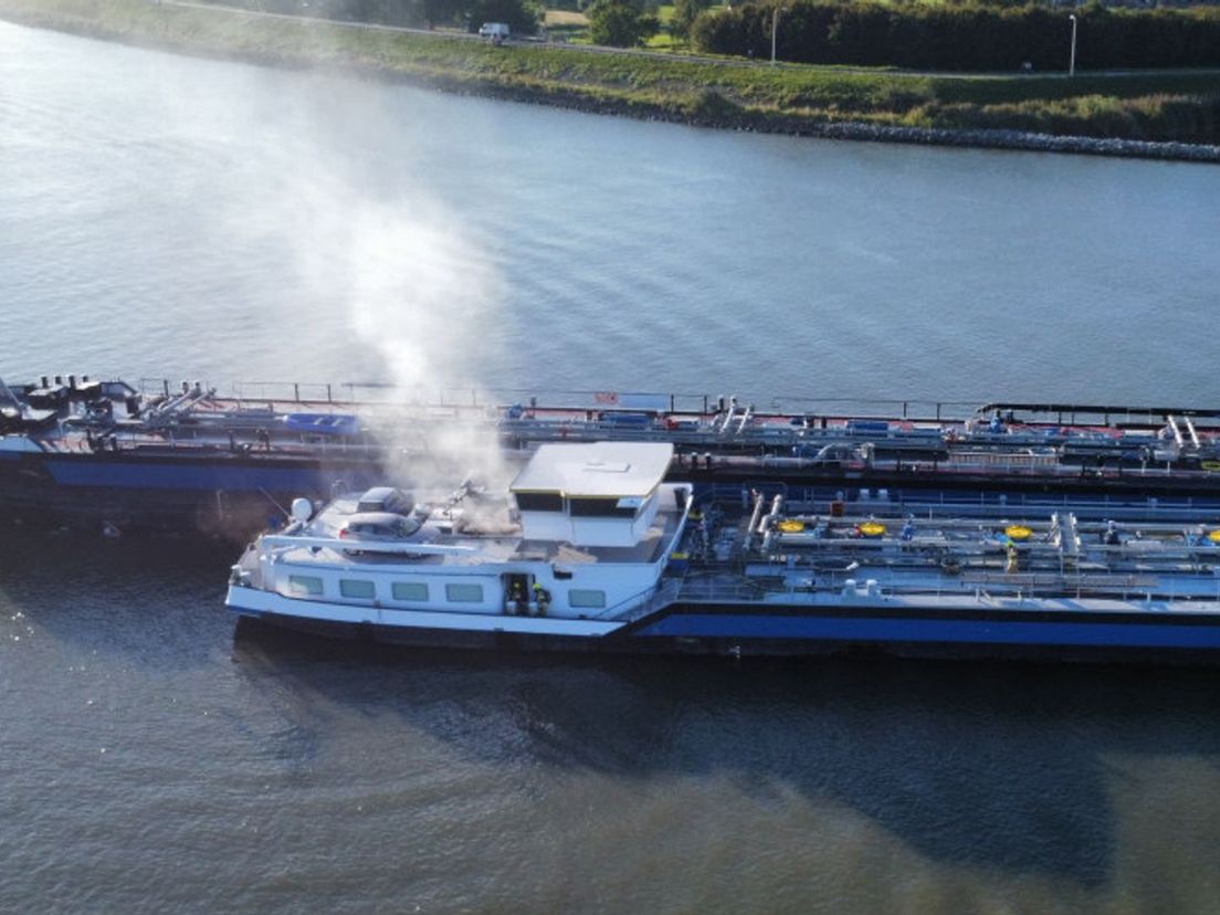 De brand op de Lek woedt in de machinekamer van het kegelschip