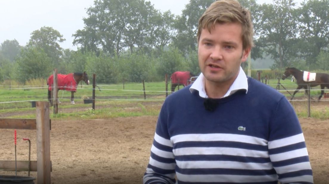 Arjen Schuiling biedt zijn excuses aan aan de fietser die bijna werd geraakt door rondvliegende hekken (Rechten: archief RTV Drenthe)