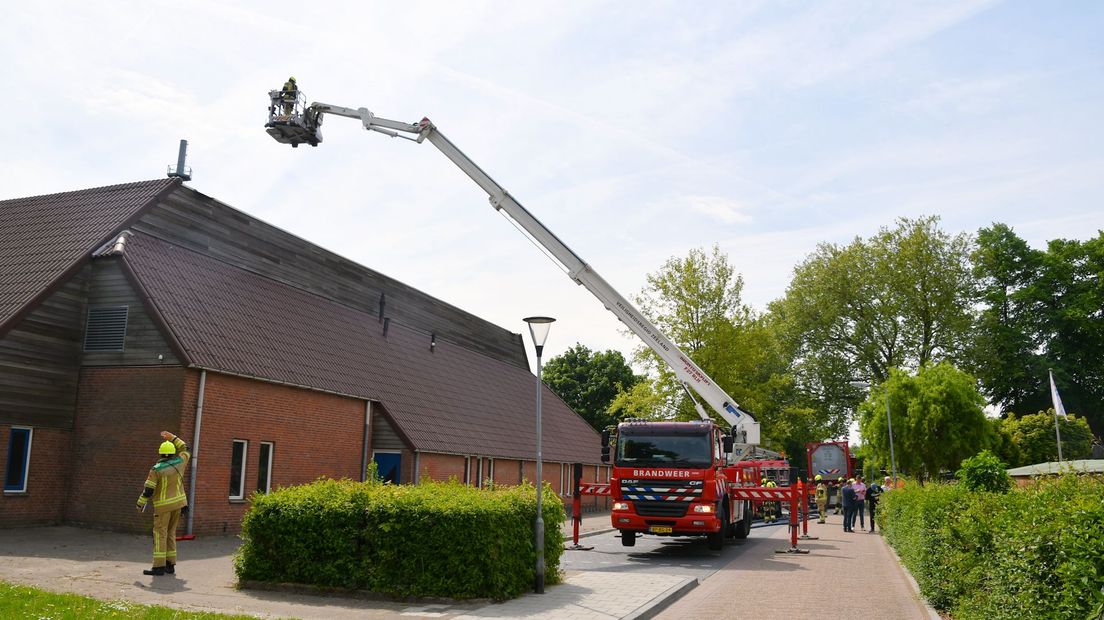 De brandweer controleert isolatie op smeul- en brandhaarden