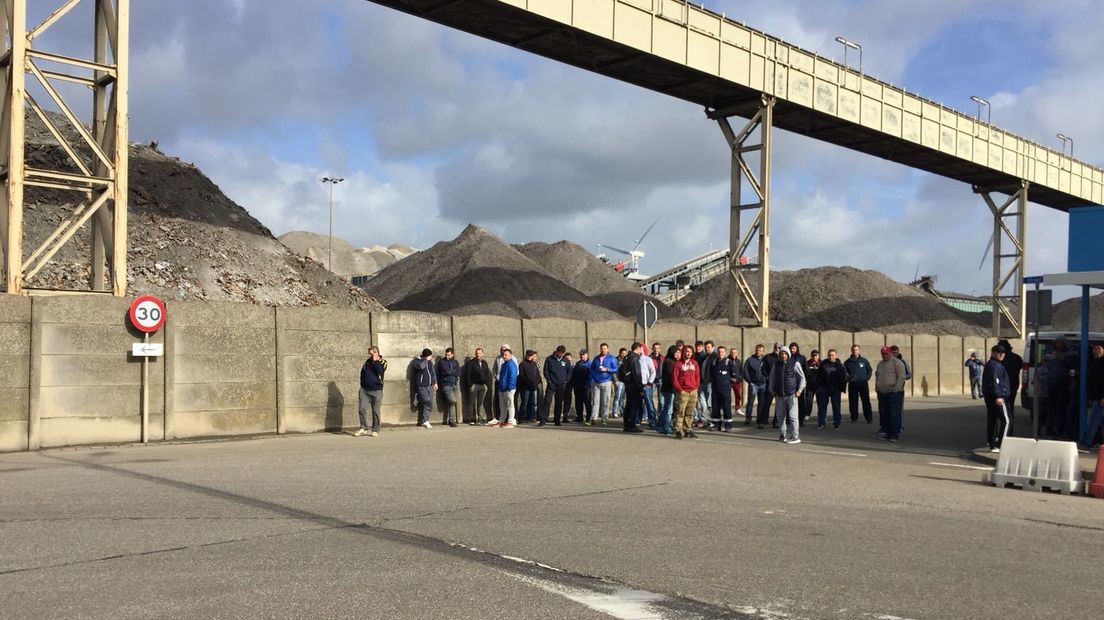 De medewerkers staan voor de poort van Yara in Sluiskil