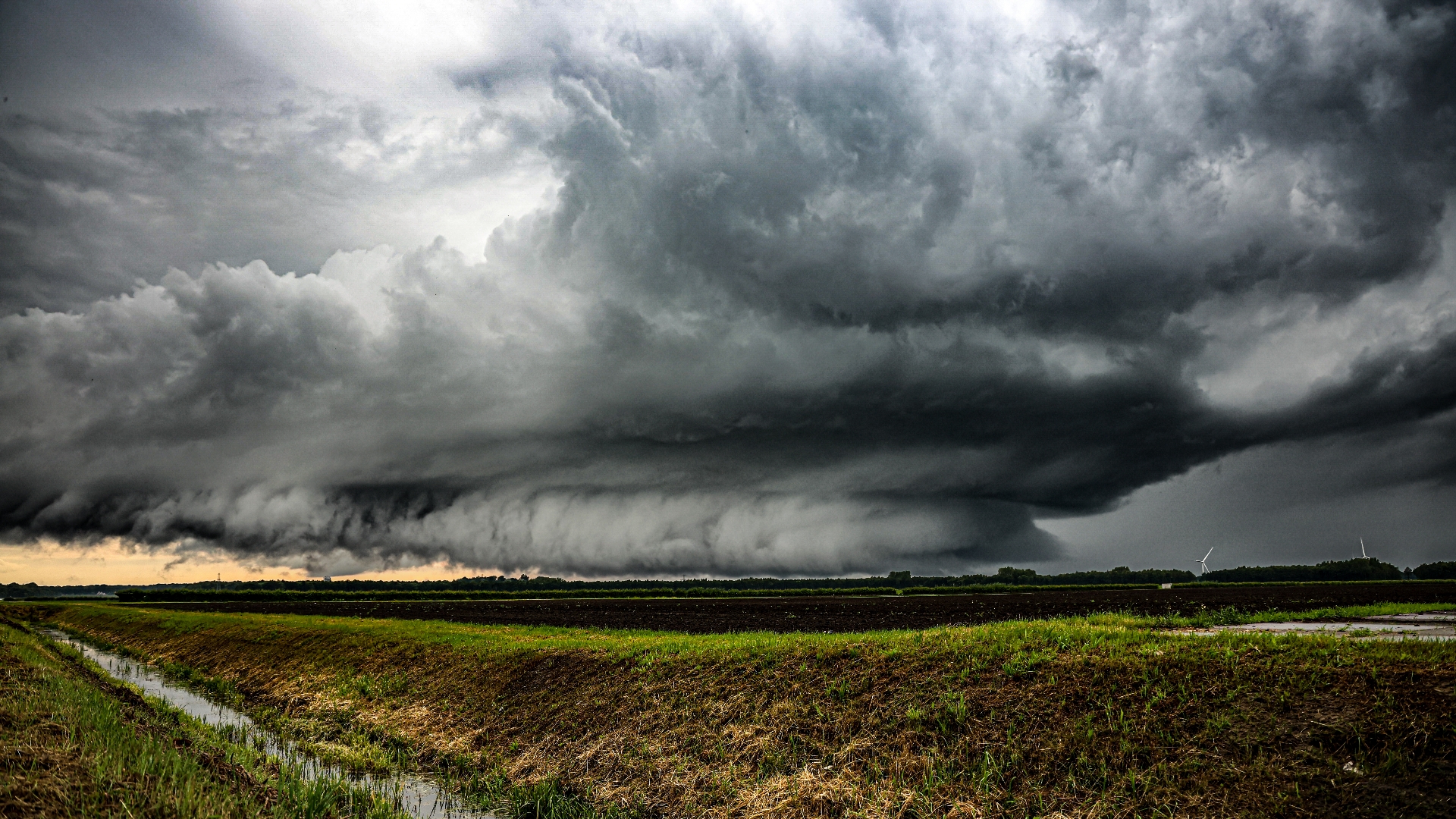 112-nieuws: Code geel vanwege onweer, hagel en windstoten