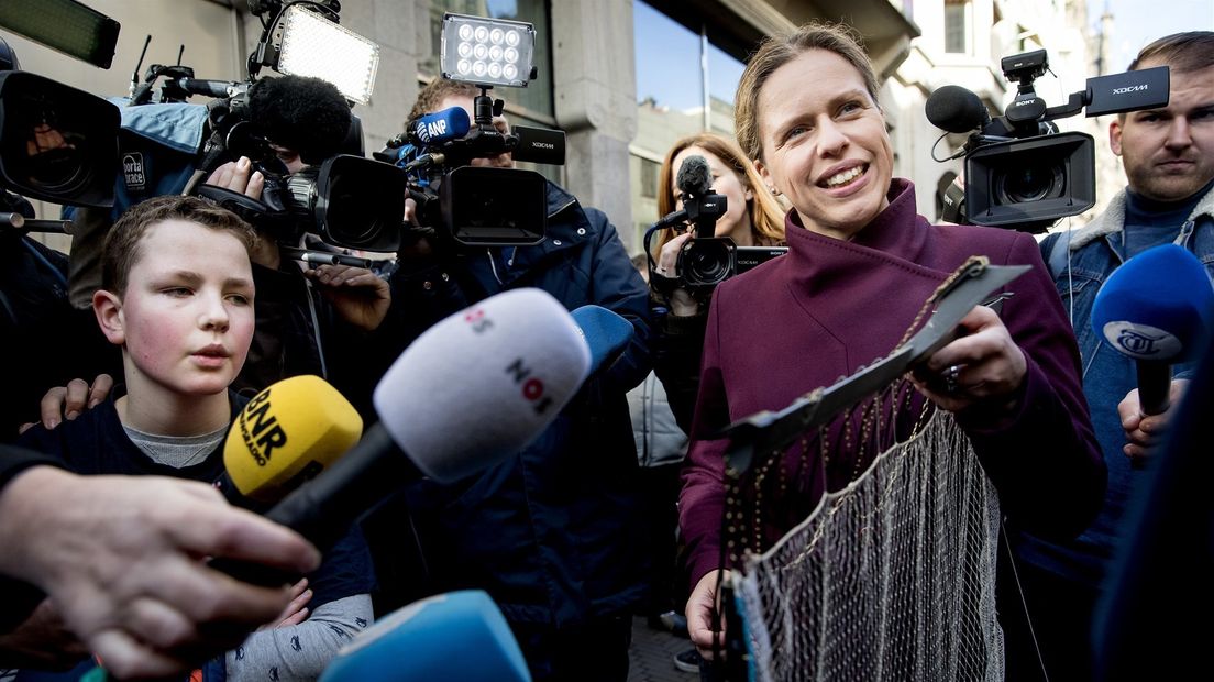 Nederlandse pulsvissers overhandigen Carola Schouten, minister van Landbouw, Natuur en Voedselkwaliteit een pulsvisnet