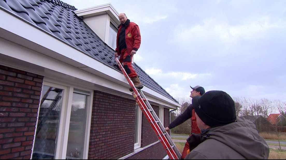 Simon van Dijk op weg naar het dak, Ronald Niemeijer kijkt toe