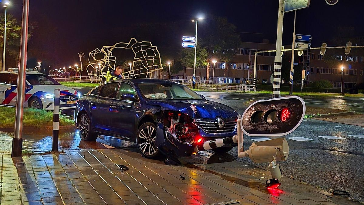 Auto in Leeuwarden rijdt stoplicht uit de grond