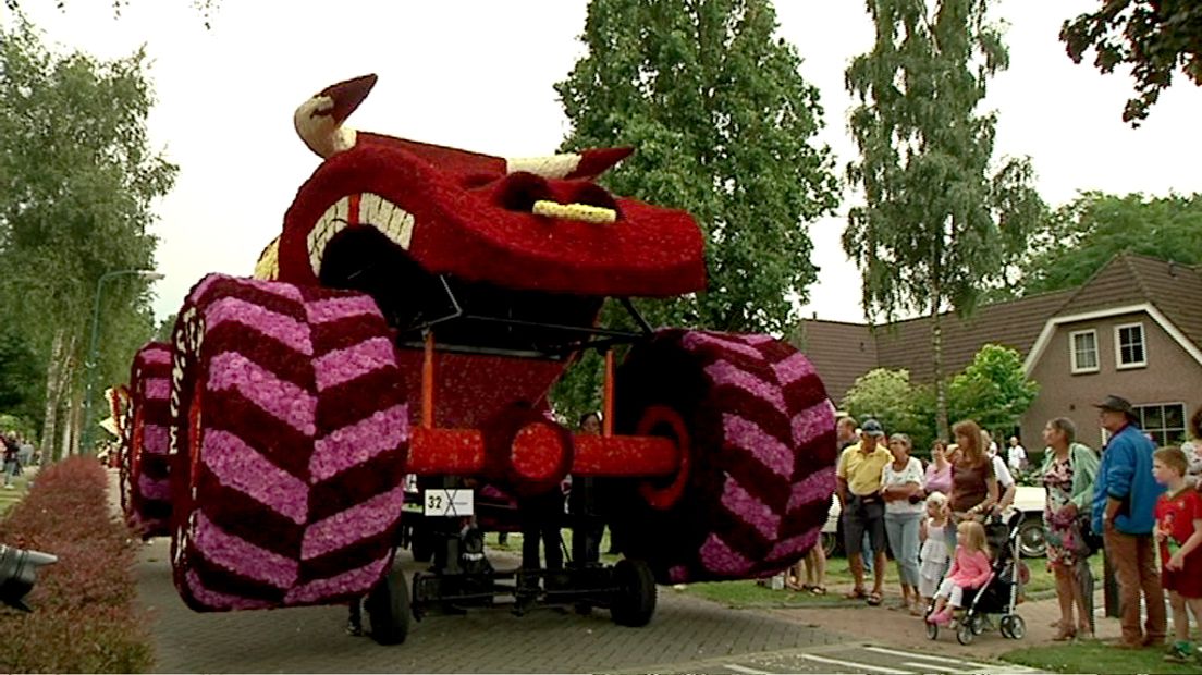 Met deze praalwagen won bouwgroep de Poentjes het jaarlijkse bloemencorso.