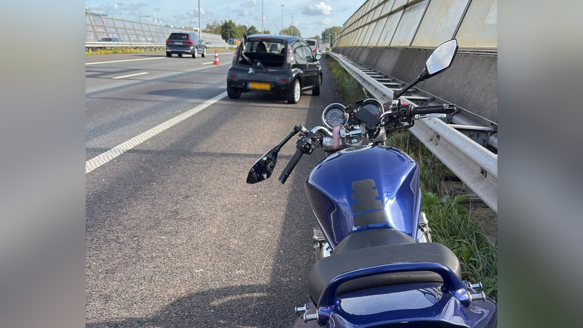 Op beelden is te zien dat het een flinke klap was: de hele achterruit van de auto lag eruit.