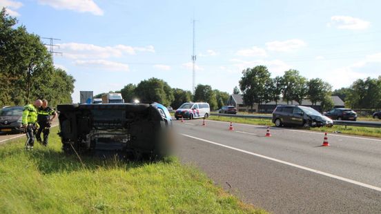 Fatbiker aangereden • auto op de kop. Fatbiker aangereden • auto op de kop.