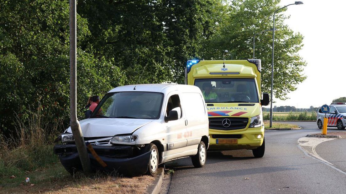 Het busje kwam door een nog onbekende reden in aanraking met de lantaarnpaal