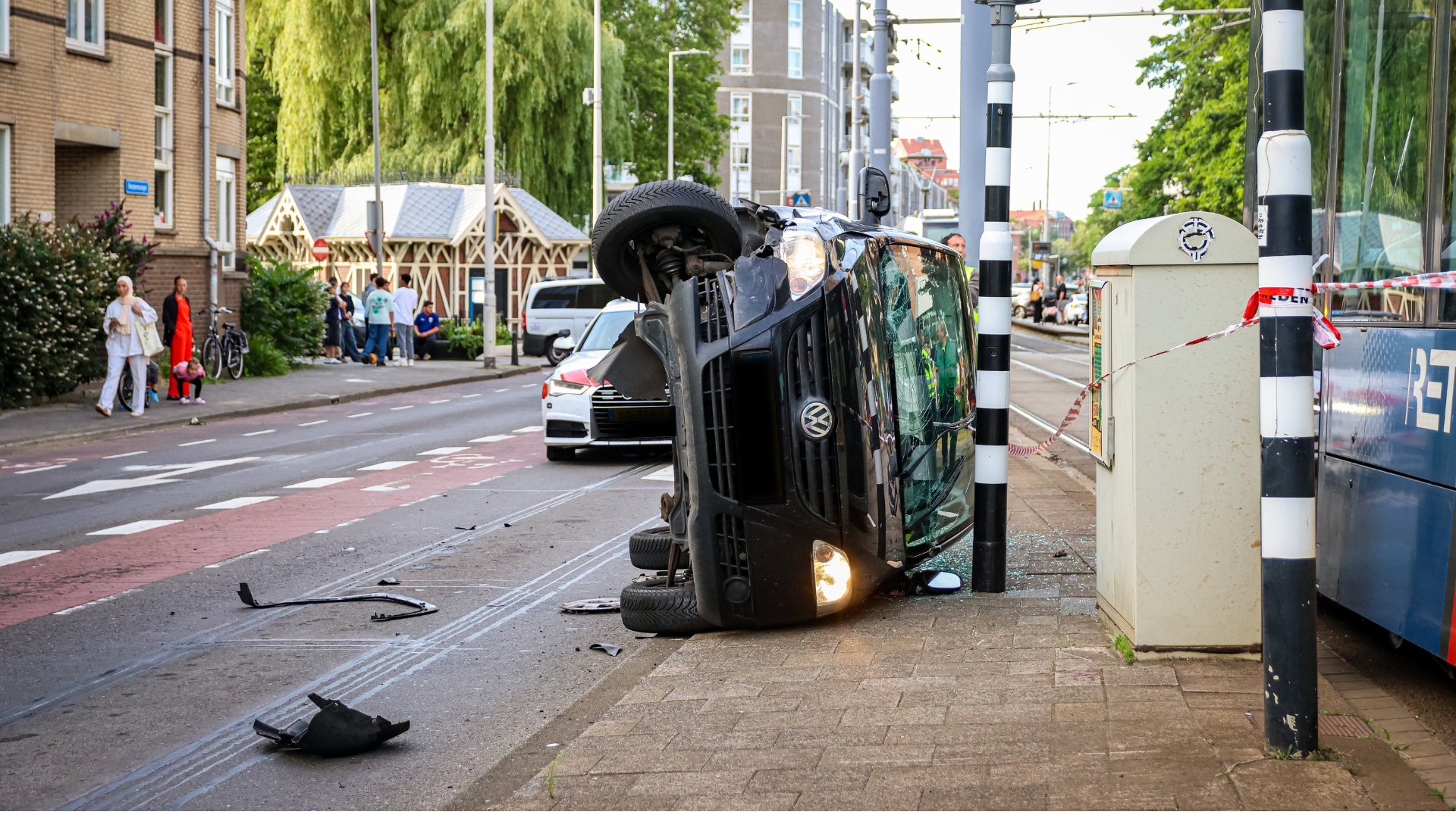 Bestelbus kantelt na aanrijding.