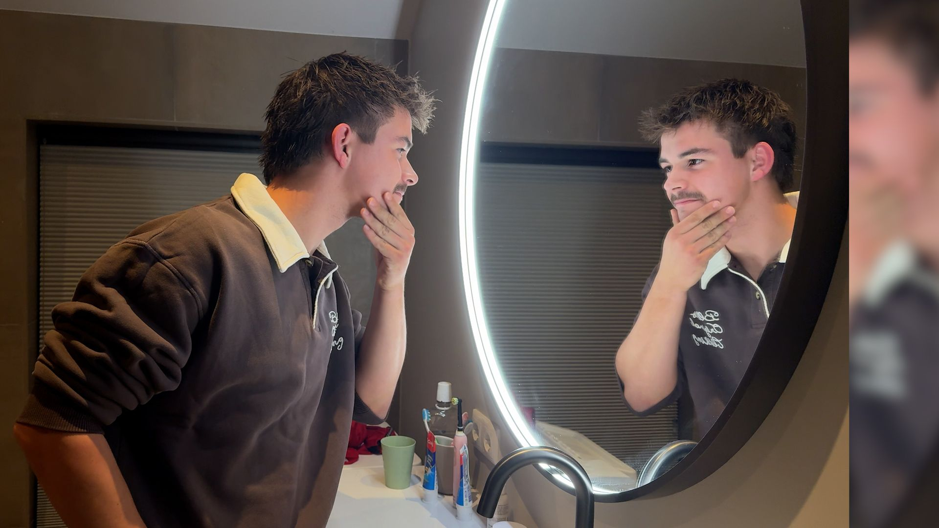 Joris spaart zijn snor.