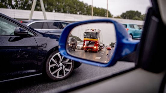 Autobrand op snelweg • gewonden door frontale botsing. Autobrand op snelweg • gewonden door frontale botsing.