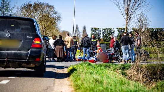 Motorrijder ernstig gewond na zware botsing. Motorrijder ernstig gewond na zware botsing.