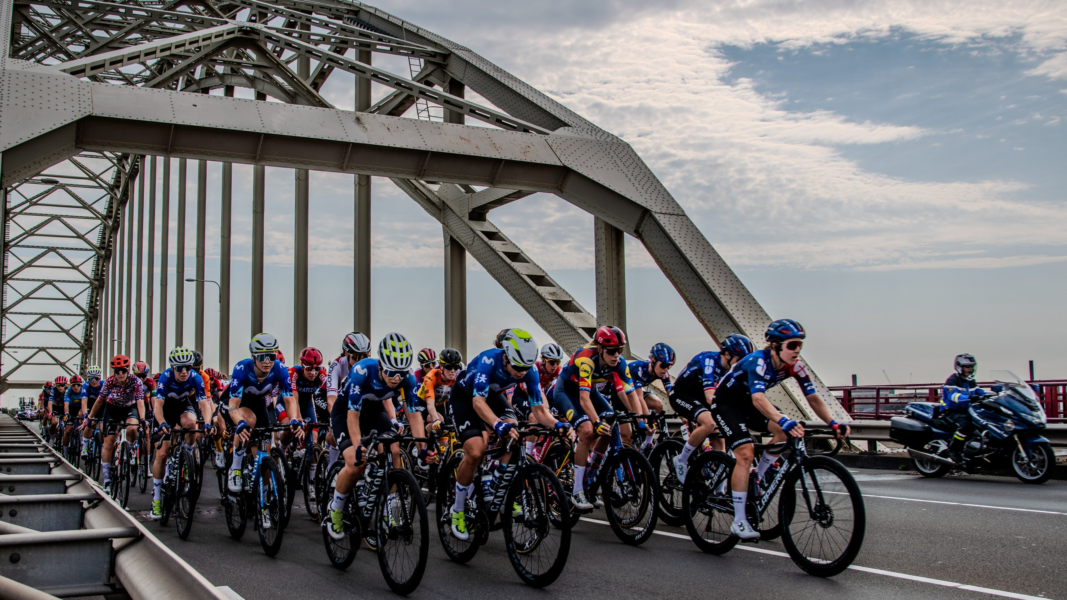 De wielrensters passerden de Noord