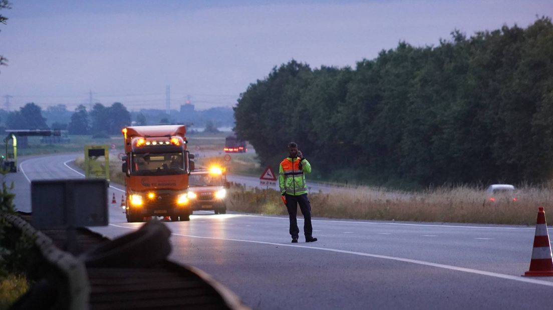Politie en Rijkswaterstaat hebben de A7 in de richting van Friesland afgesloten