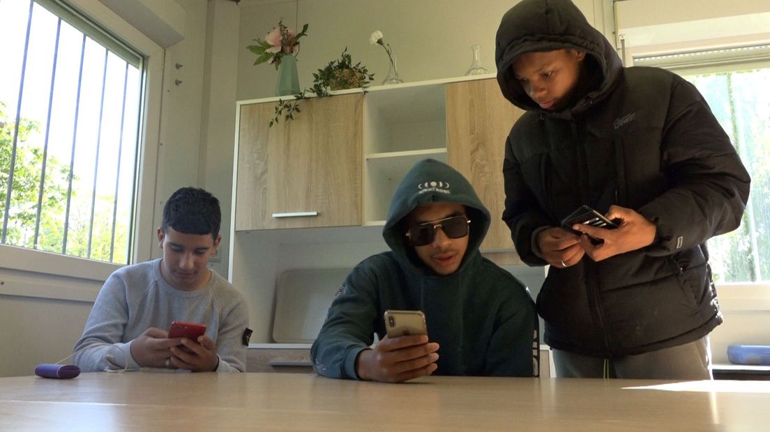 Jongeren uit Prinsenhof volgen een rapworkshop