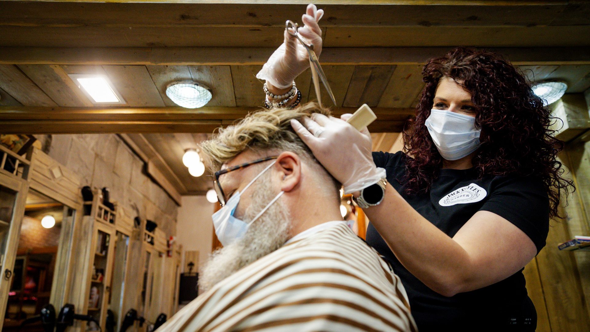 Kappers gaan weer open onder voorwaarden 'Ik word platgebeld door