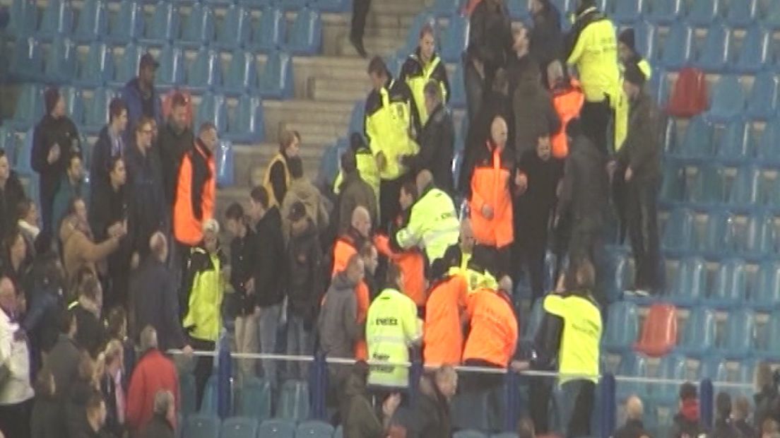 Ophef om filmpje waarin PSV-fans klappen krijgen in GelreDome