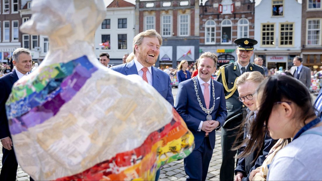 Koning Willem-Alexander loopt over de Markt van de Sint-Janskerk naar het stadhuis