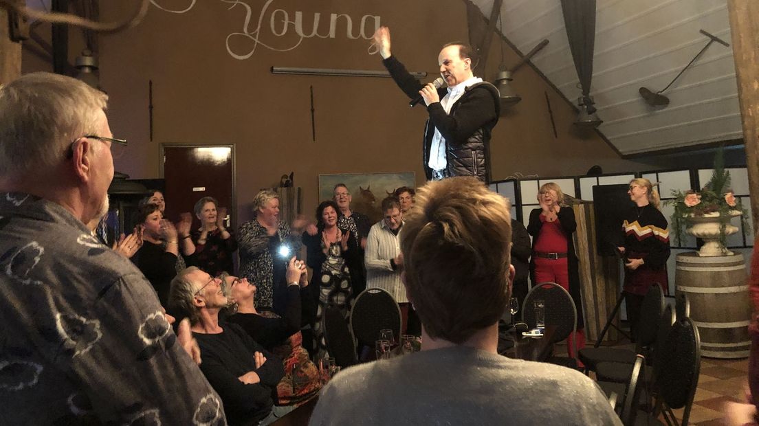 Burdy tijdens zijn optreden in Scharmer