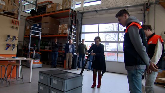 'Weinig aandacht voor vmbo-praktijkexamens': staatssecretaris bedient palletwagen bij schoolbezoek