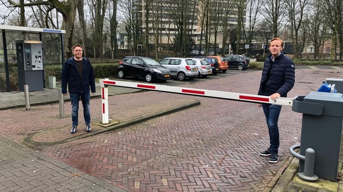 Ondernemers Jan Matser (links) en Leo de Windt (rechts) willen dat de parkeerslagboom in het centrum van Wageningen blijft