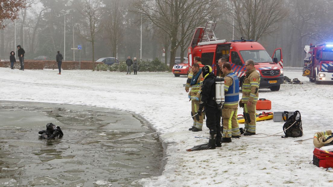 Duikers zoeken naar mogelijk persoon in het water.