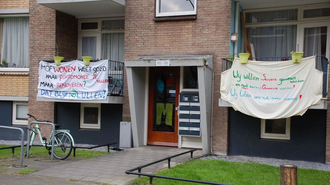 Spandoeken voor de huizen in Aaltje Noordewierstraat.