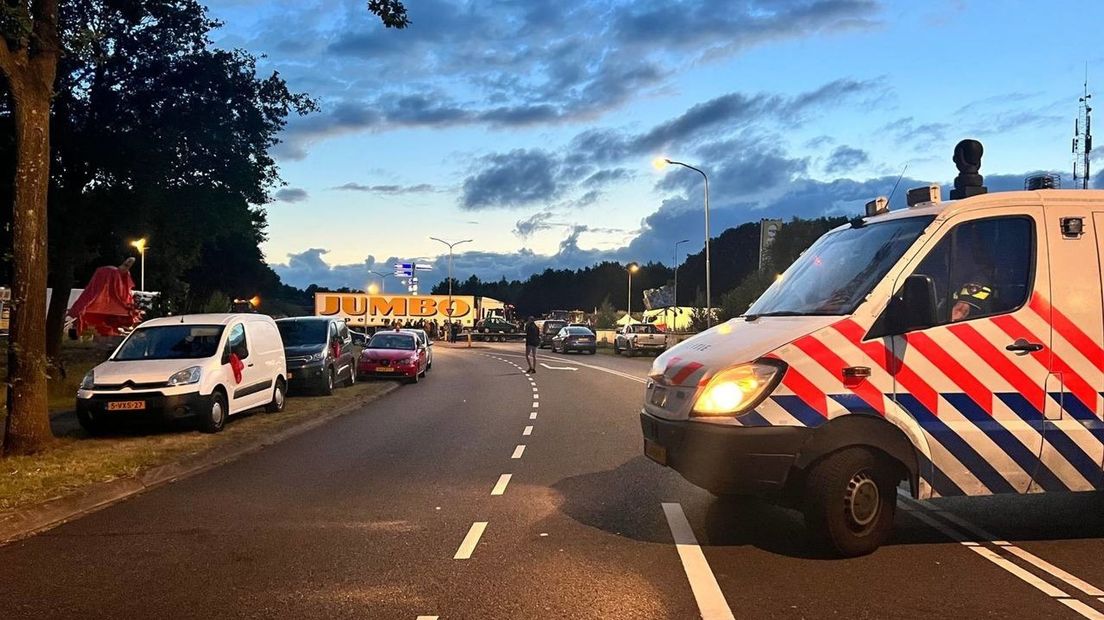 Politie is aanwezig bij rotonde in Beilen