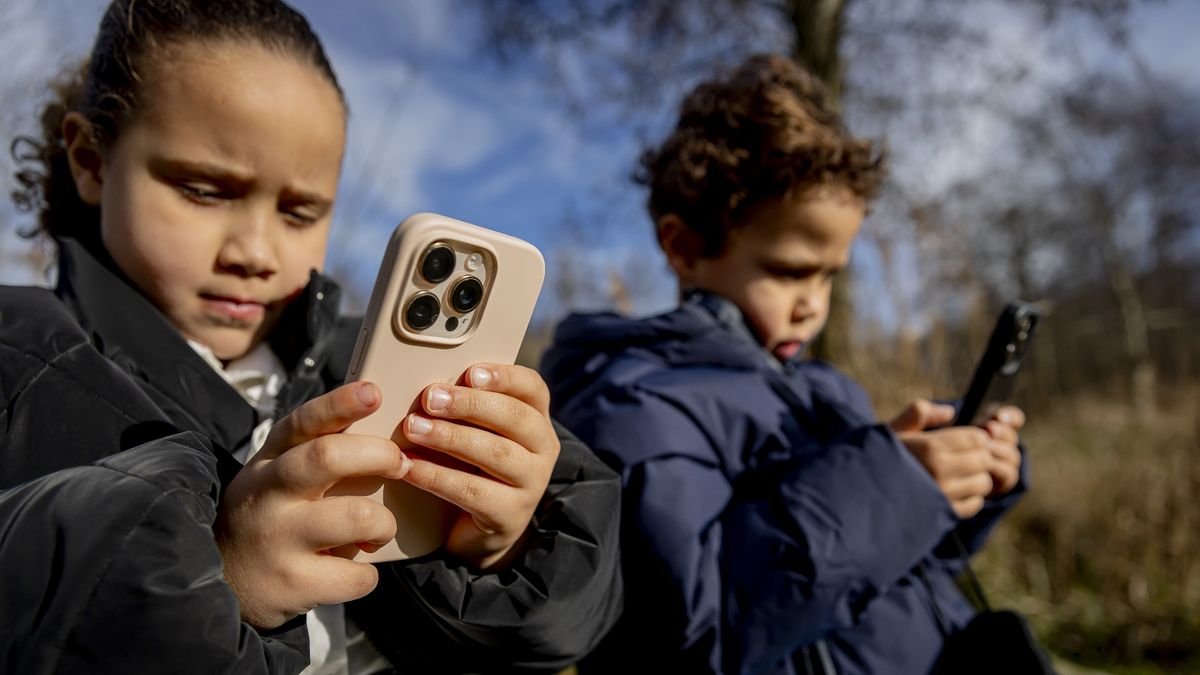 Lopend Vuur: Kinderen kunnen best zonder smartphone