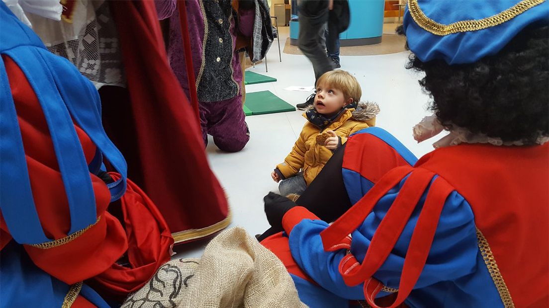 Sinterklaas in het Juliana Kinderziekenhuis