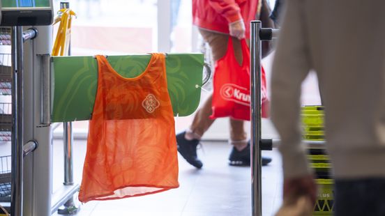 Crisis of niet: waarom we tóch zwichten voor de 'spuuglelijke' WK-gadgets Home