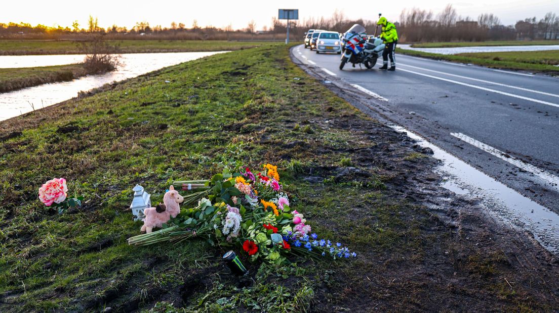Bloemen langs de N207 na het fatale ongeluk