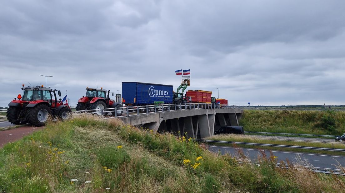 Trekkers op het viaduct over de A7 bij industrieterrein Westpoort