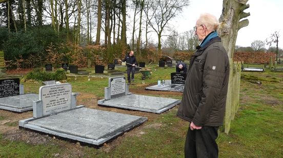 Verwoeste graven op begraafplaats Grolloo hersteld