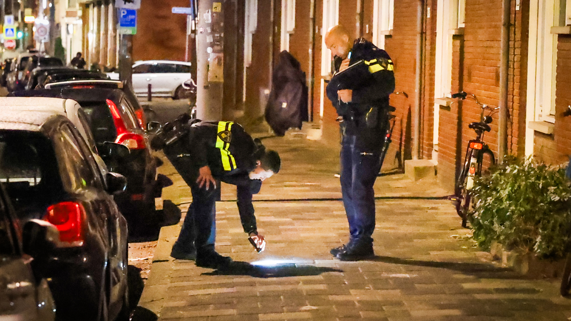 De agenten begonnen direct een onderzoek in de omgeving.