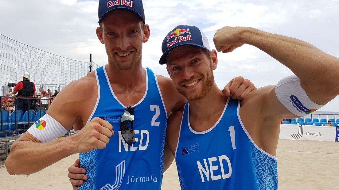 Brouwer en Meeuwsen hebben zich geplaatst voor de tweede ronde van het EK beachvolleybal.