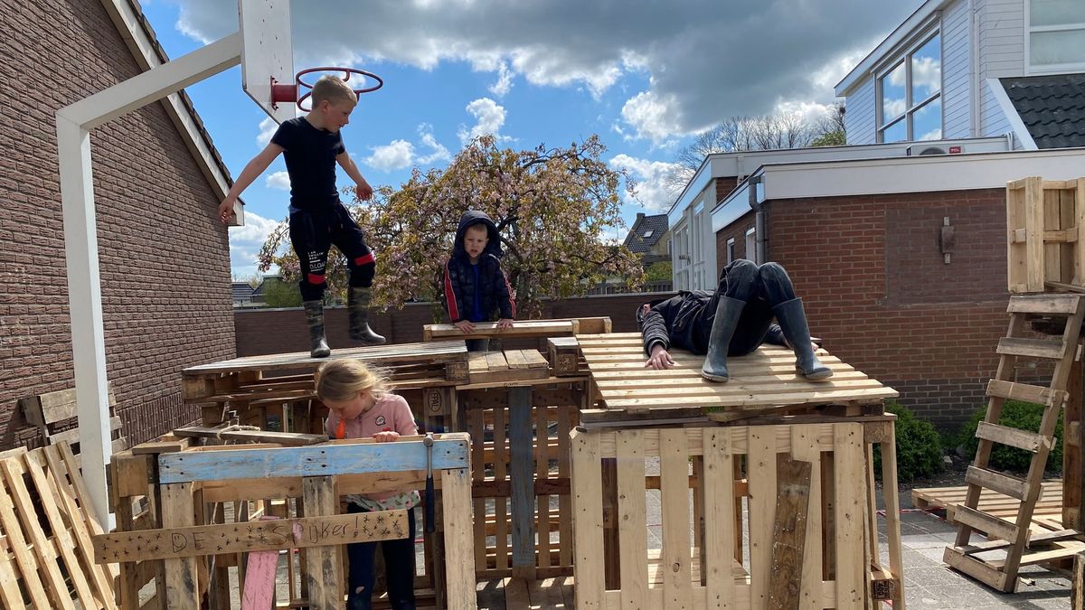 De school is dicht, maar 33 kinderen bouwen een eigen timmerdorp op het schoolplein van Terkaple