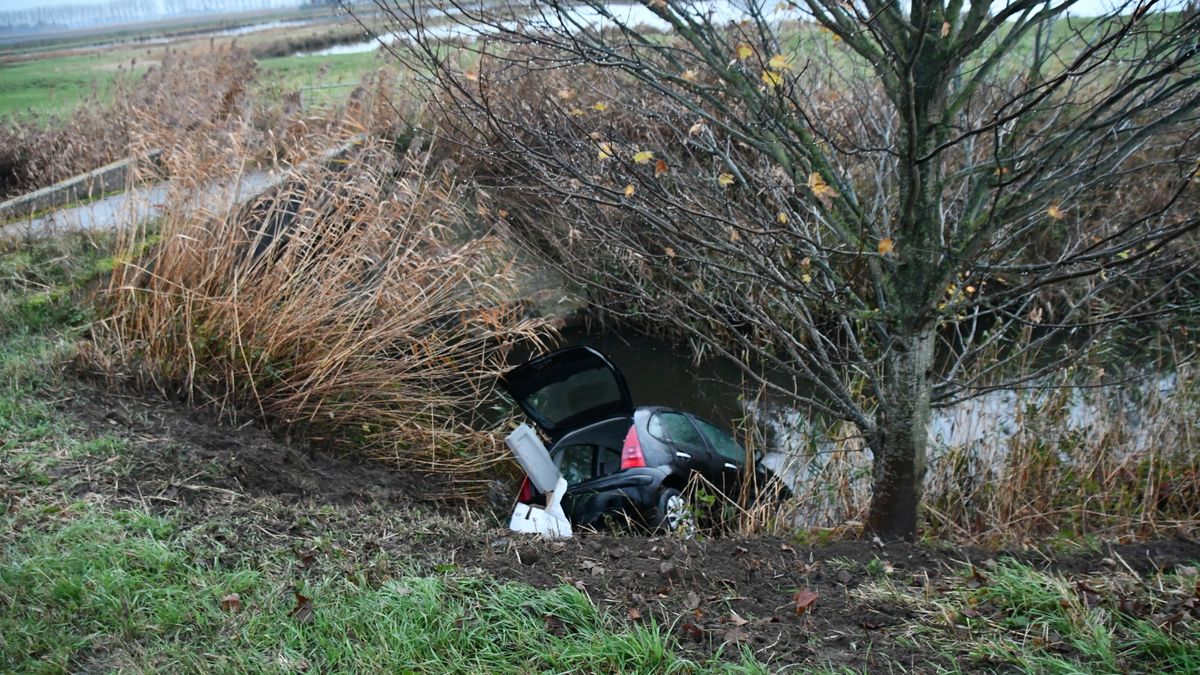Auto beland in sloot na ruzie, één man (47) aangehouden