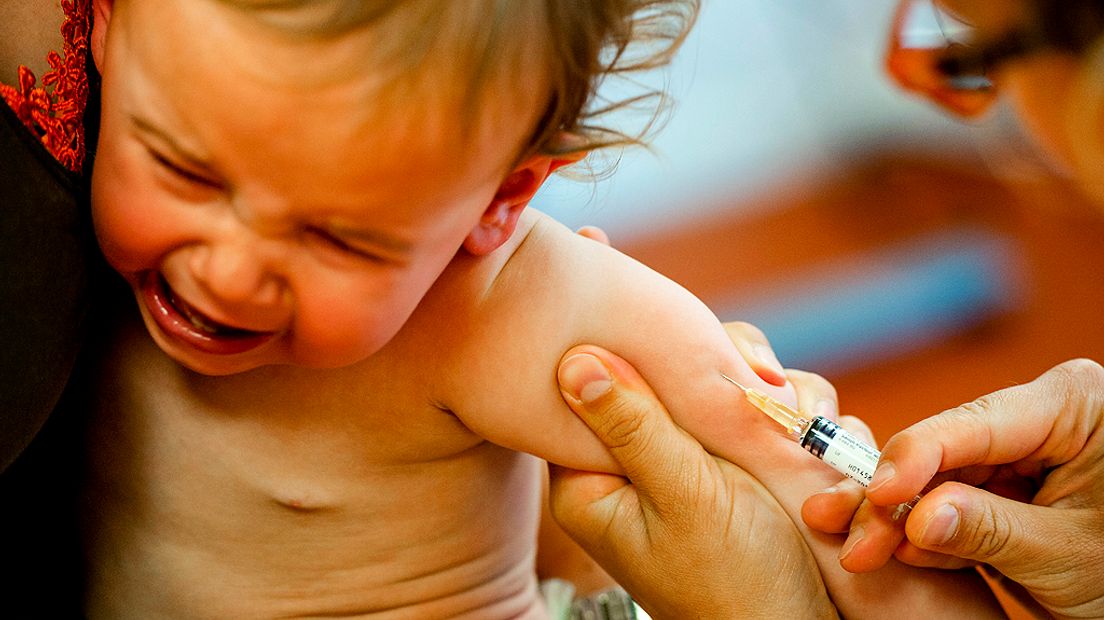 Een kind wordt ingeënt tegen mazelen.