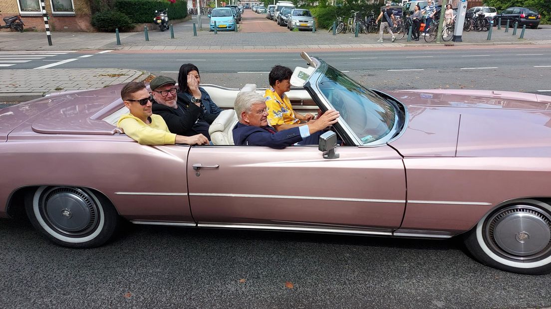 Bom komt aan in een champagne Cadillac