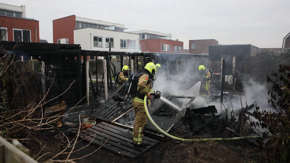 Vijf schuren in brand, tuinen staan blauw van de rook