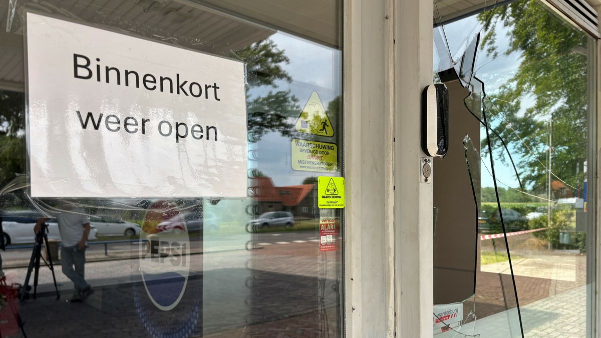 Speurhonden en een afgeplakte camera: politie zoekt brandstichter Oldeberkoop
