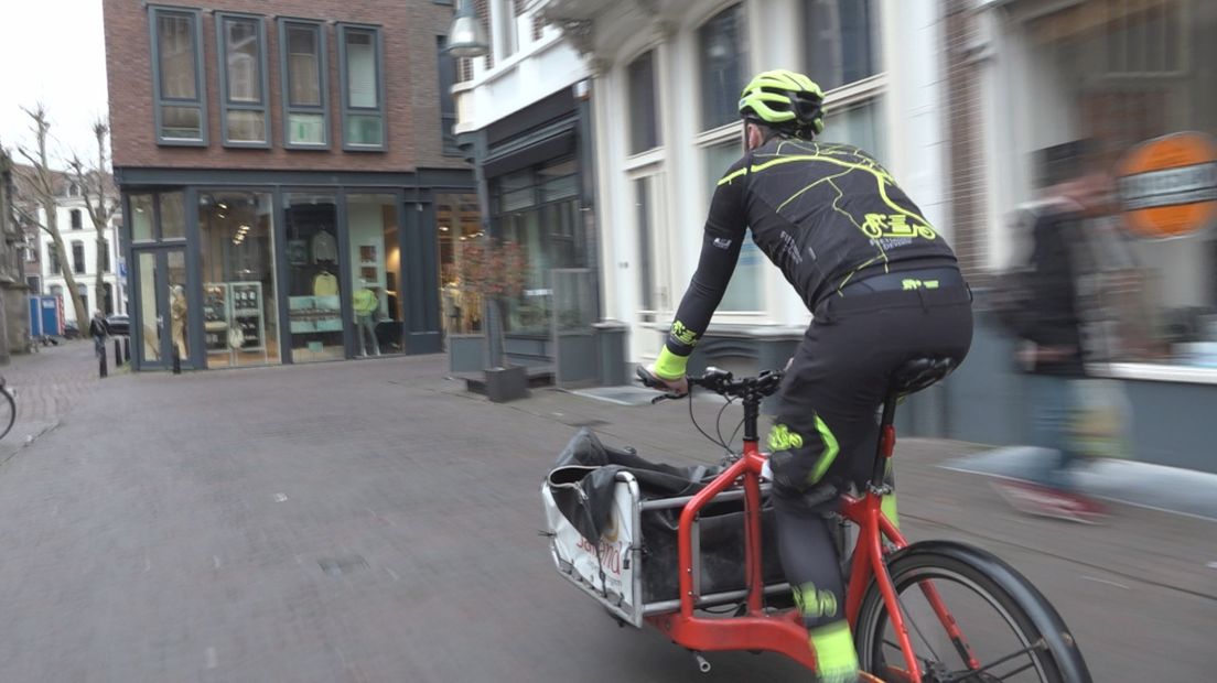 Fietskoerier Siemon Jacobs rijdt met binnenstadproducten door Deventer