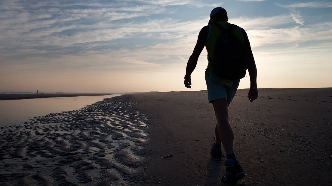 Wandelaar tijdens de Strandzesdaagse.