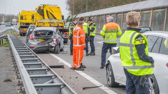 Gewonden bij botsing op A27, 2 autos zwaar beschadigd. Gewonden bij botsing op A27, 2 autos zwaar beschadigd.