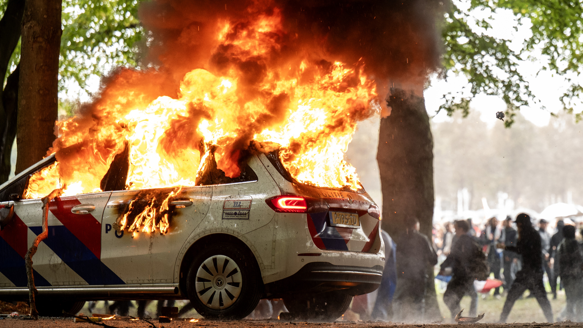 2 jaar cel om in brand steken politieauto bij rellen Malieveld