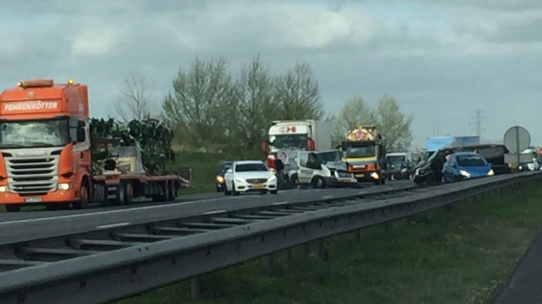 De A15 tussen Nijmegen en Gorinchem is weer open na een ernstig ongeluk.