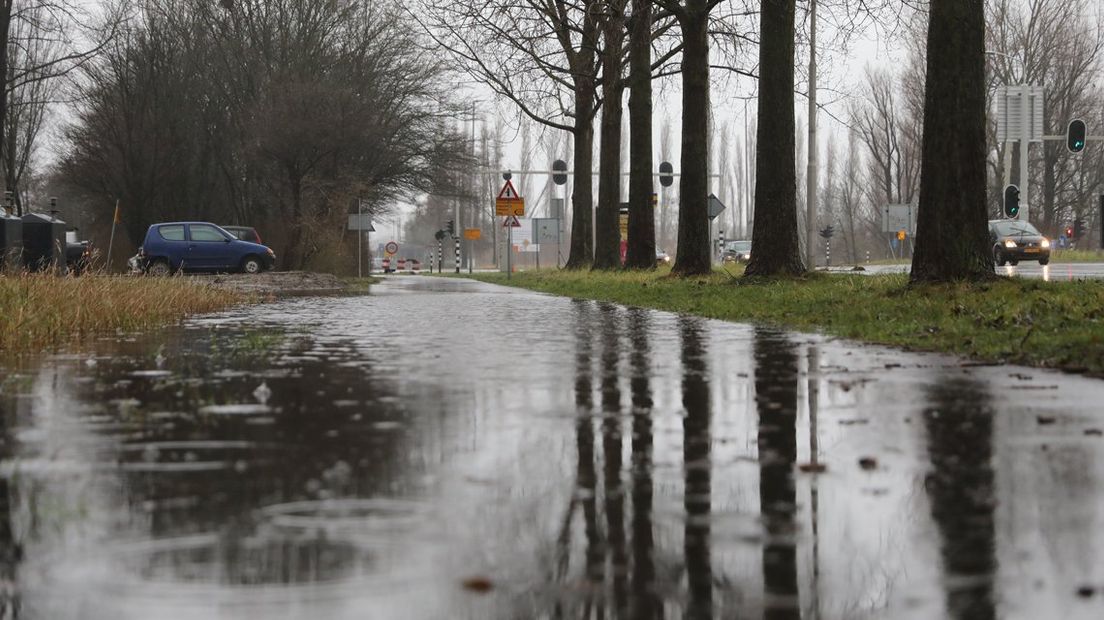 Regenval op de Prinses Beatrixlaan in Delft