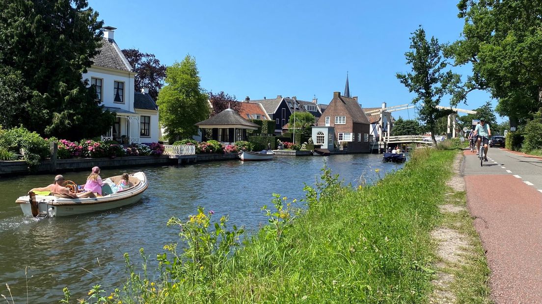 De Vecht is altijd een populaire plek om te varen. Langs het water kom je ook veel fietsers en wandelaars tegen. Het geeft een vrolijk beeld.