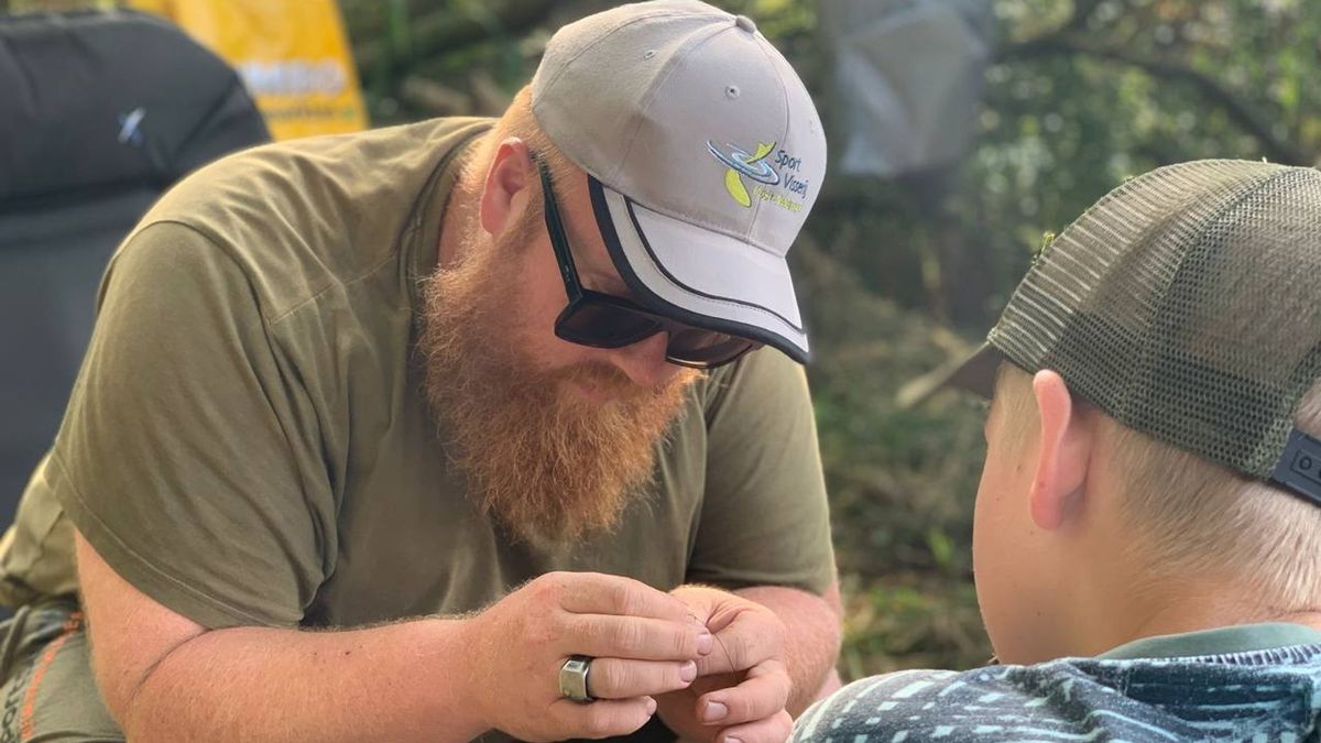 Jongeren vissen naar karpers en kennis tijdens Jeugd Karper Kamp in Lutten